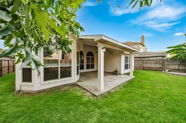 a view of an house with backyard porch and garden