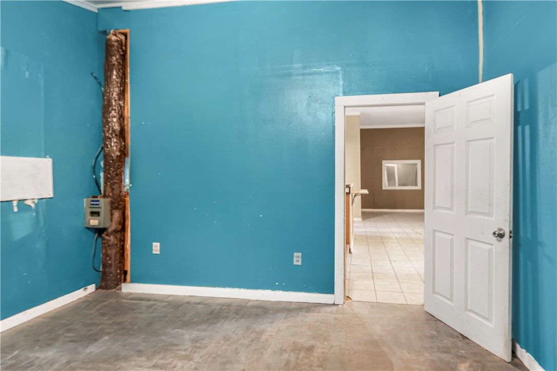 124 12th Street Somerville, TX 77879 - Photo 16 of 42 an empty room with windows and closet