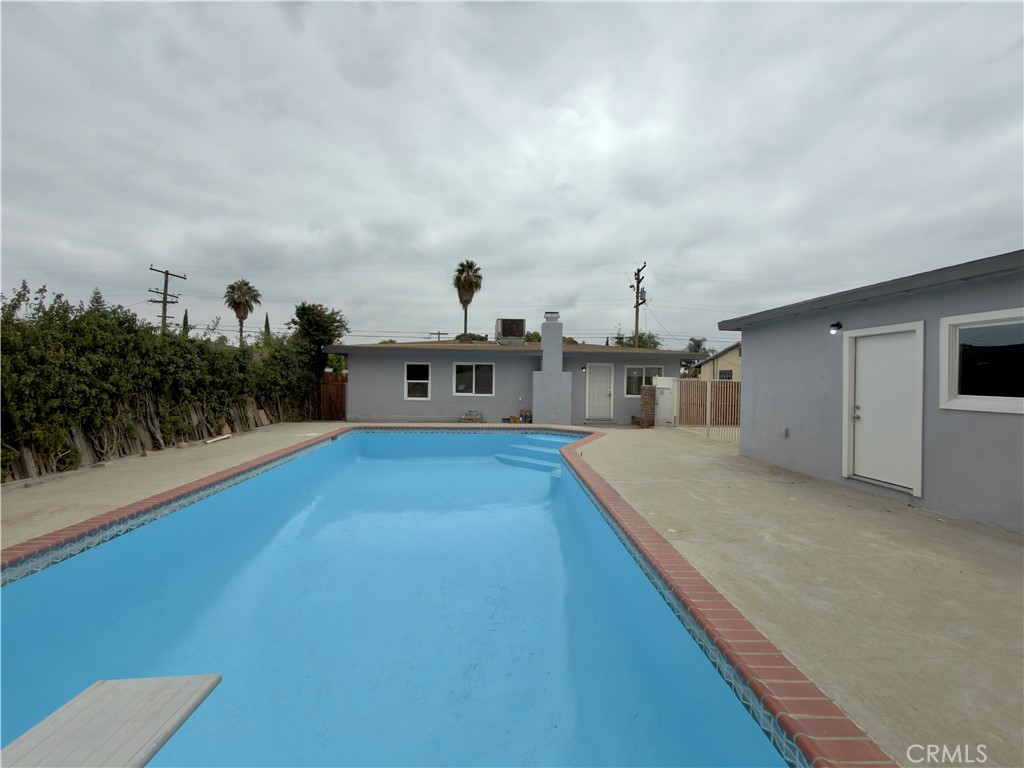 332 East Rosewood Street Rialto, CA 92376 - Photo 20 of 22 a view of a living room and kitchen