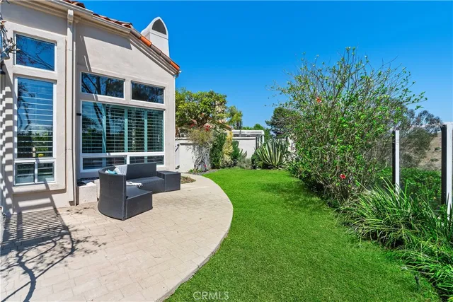 an aerial view of house with yard and mountain view in back