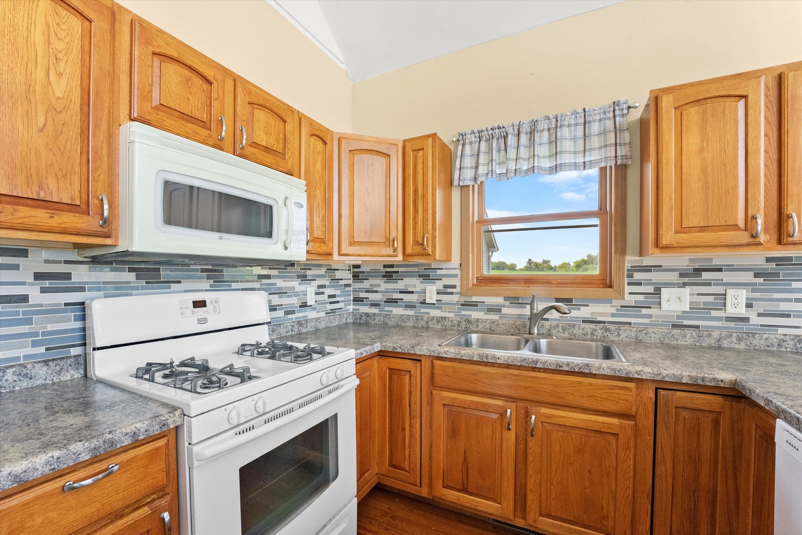 6915 Johnson Road Hebron, IL 60034 - Photo 4 of 53