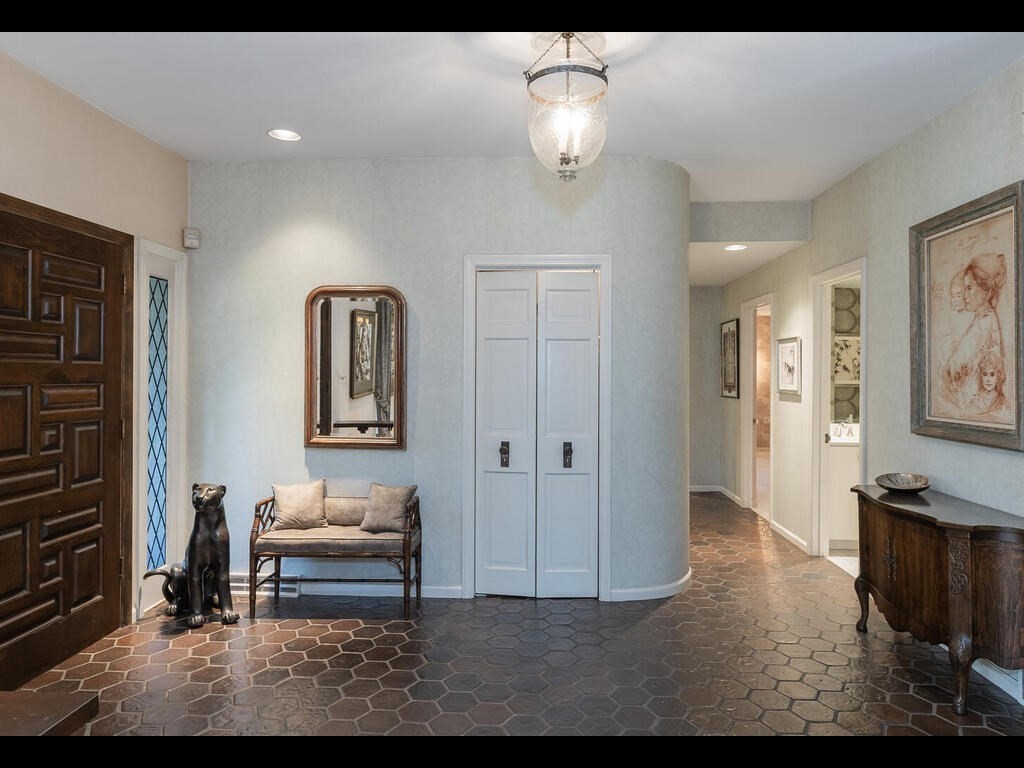 321 Ardsley Road Longmeadow, MA 01106 - Photo 13 of 42 a view of a livingroom with furniture and wooden floor