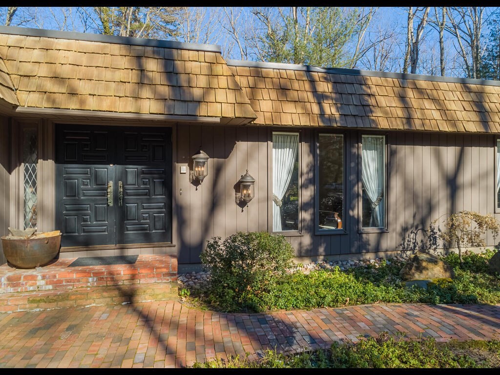 321 Ardsley Road Longmeadow, MA 01106 - Photo 3 of 42 a front view of a house with garden