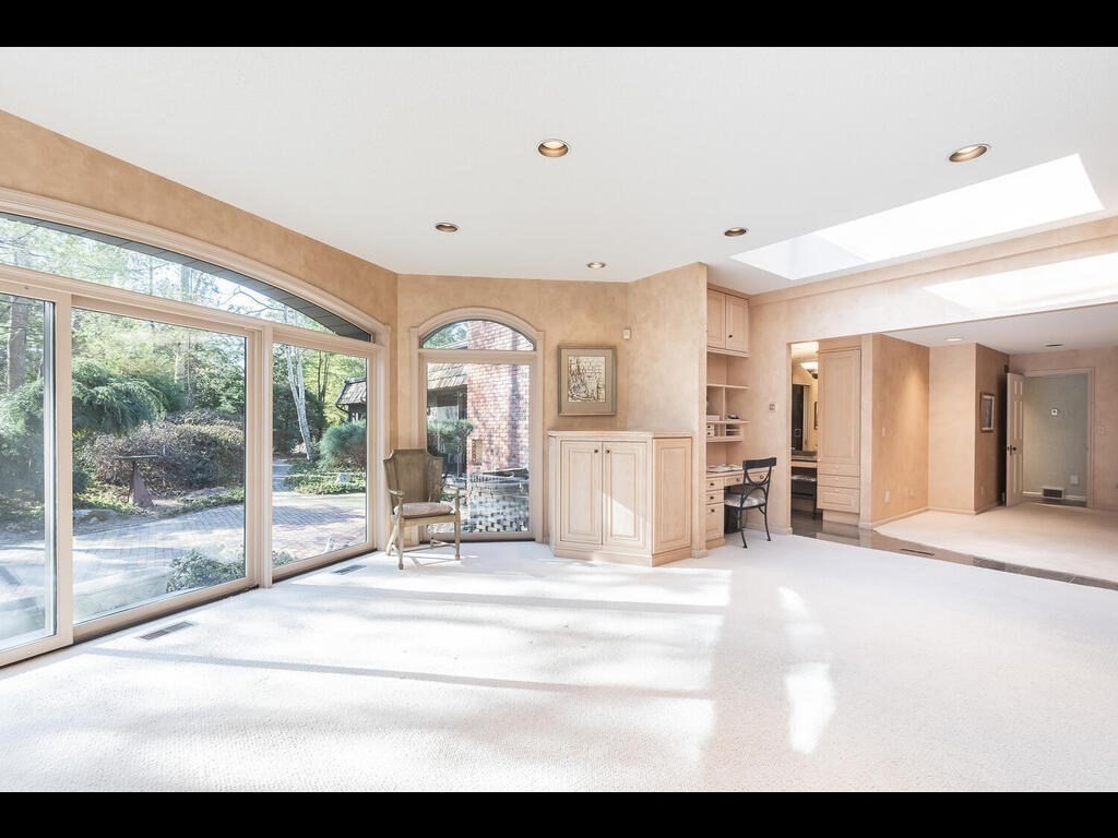 321 Ardsley Road Longmeadow, MA 01106 - Photo 33 of 42 a view of a living room