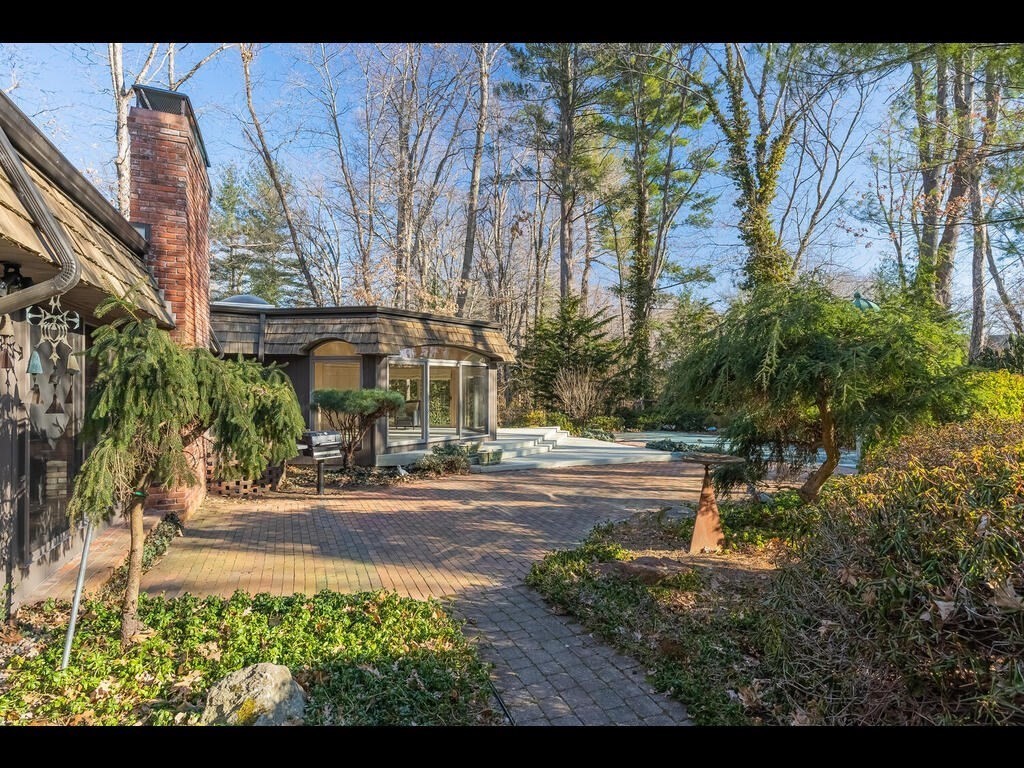 321 Ardsley Road Longmeadow, MA 01106 - Photo 7 of 42 a front view of a house with a yard