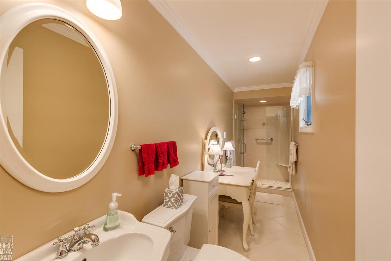 641 Roslyn Road Grosse Pointe Woods, MI 48236 - Photo 17 of 27