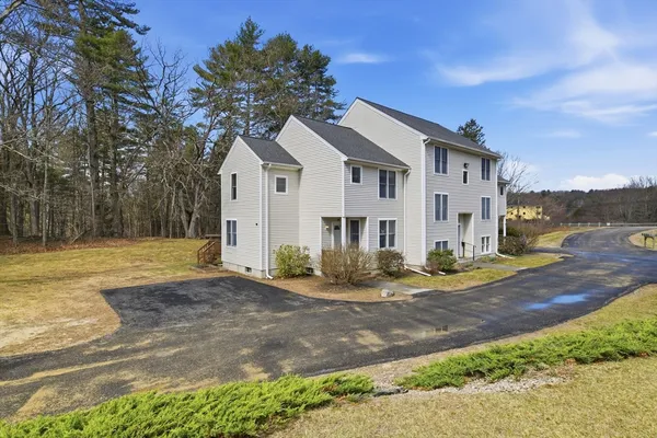 $319,900 | 10 Meadowbrook Court, Unit 10, Oxford, MA 01540