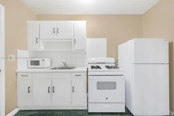 $1,800 | 126 Southwest 18th Avenue, Unit 11, Miami, FL 33135