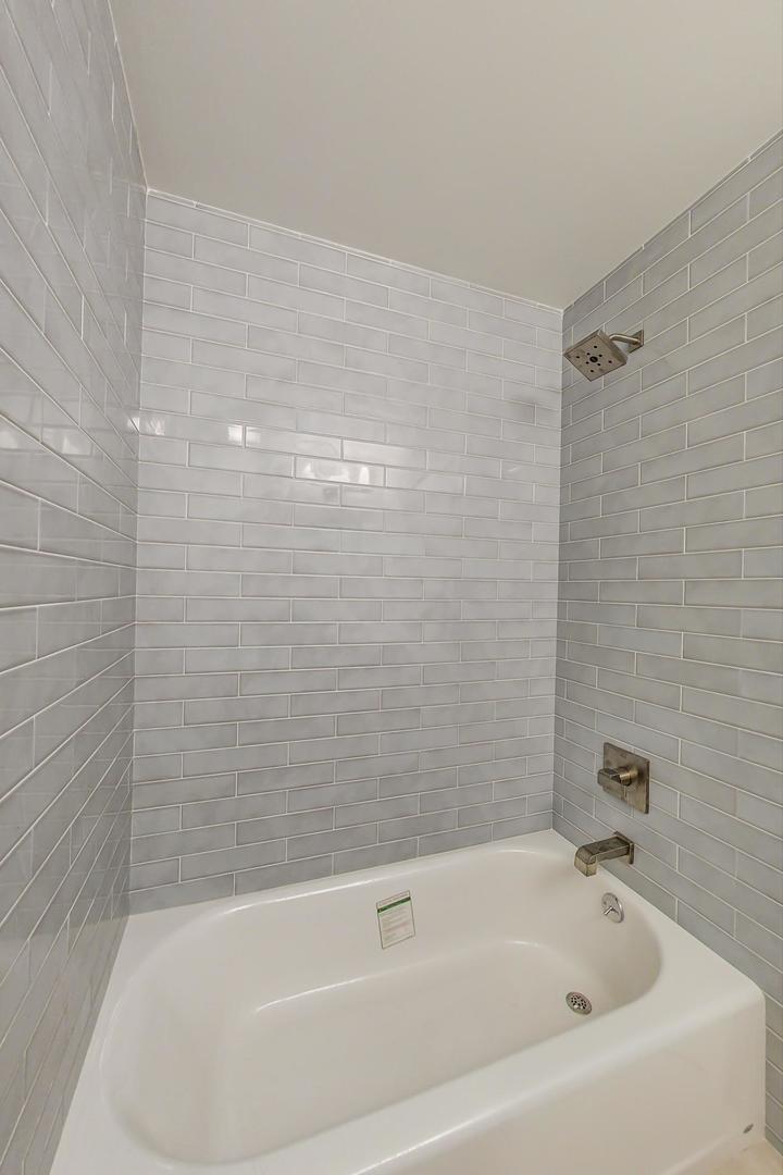 20 West 15th Street, Unit B Chicago, IL 60605 - Photo 14 of 21 a bathroom with a bathtub