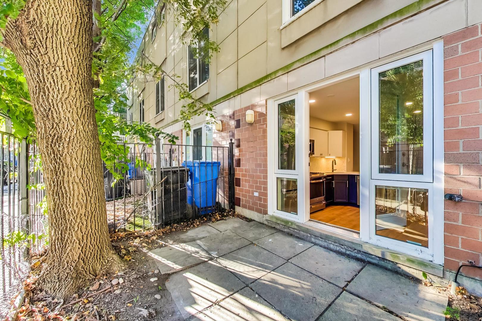 20 West 15th Street, Unit B Chicago, IL 60605 - Photo 5 of 21 a view of a entryway door front of house