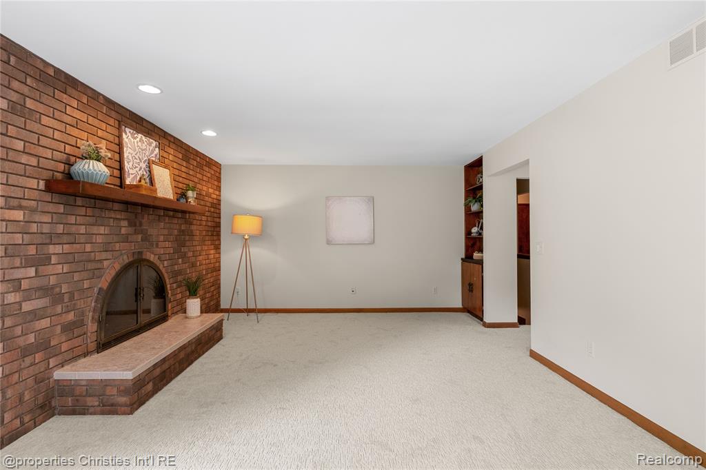 13725 Randy Lane Milford, MI 48380 - Photo 9 of 49 Gallery Image 9