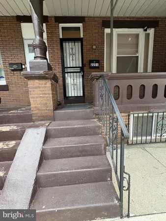 a view of entryway with a front door