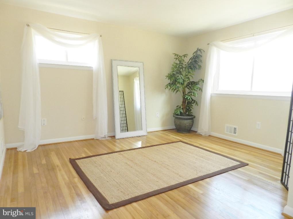 11615 Gilsan Street Silver Spring, MD 20902 - Photo 25 of 30 Bedroom (Master)