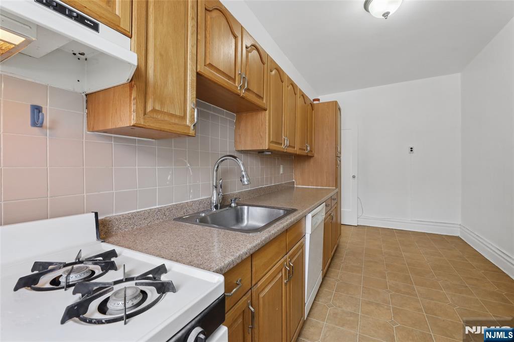 303 Hamilton Place, Unit C2 Hackensack, NJ 07601 - Photo 17 of 21