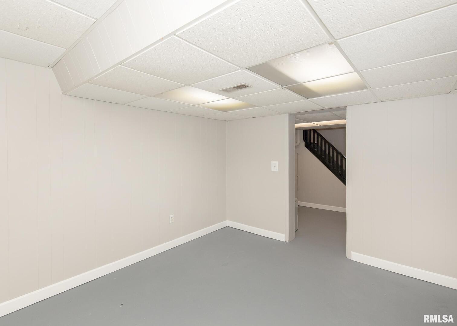 213 North Williams Street Geneseo, IL 61254 - Photo 37 of 42 an empty room with windows