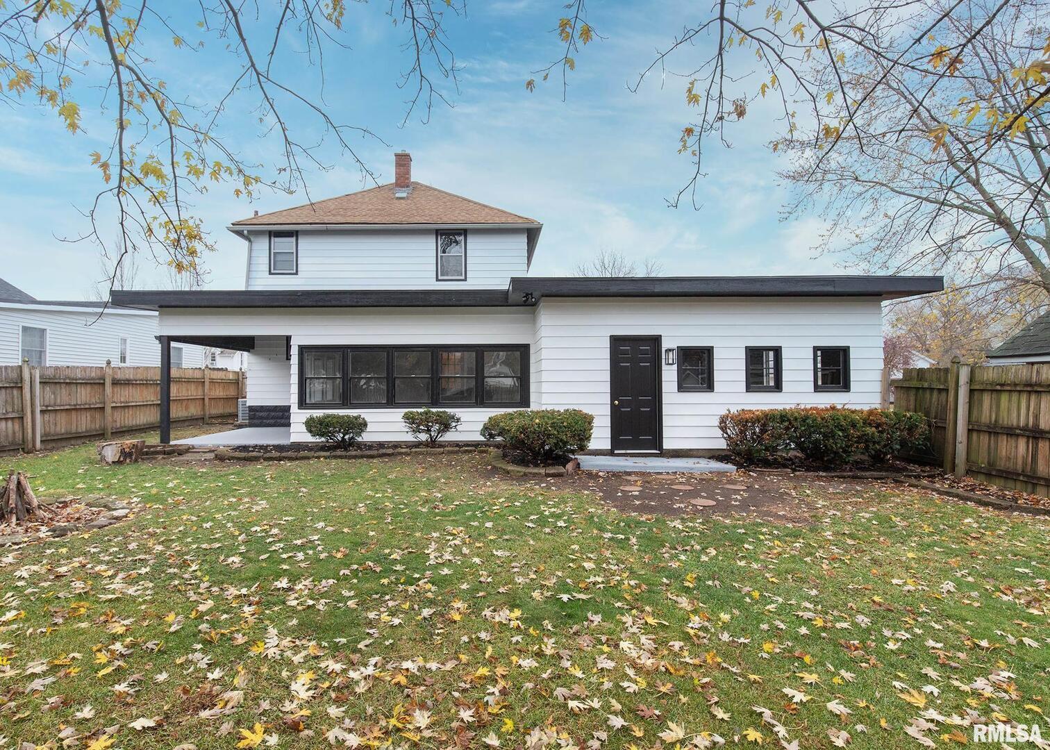 213 North Williams Street Geneseo, IL 61254 - Photo 5 of 42 a front view of a house with garden
