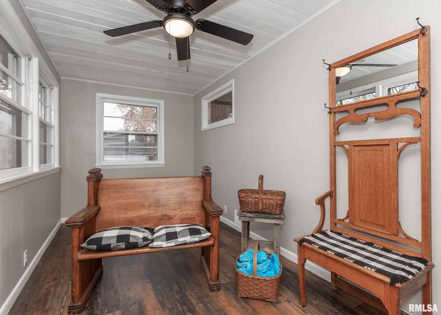 213 North Williams Street Geneseo, IL 61254 - Photo 7 of 42 a room with furniture and a window