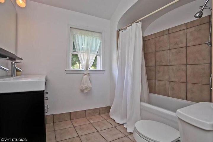 908 East Hampton Road Whitefish Bay, WI 53217 - Photo 18 of 23 Full Bathroom