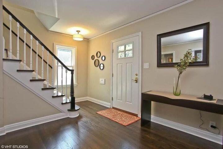 908 East Hampton Road Whitefish Bay, WI 53217 - Photo 3 of 23 Entryway