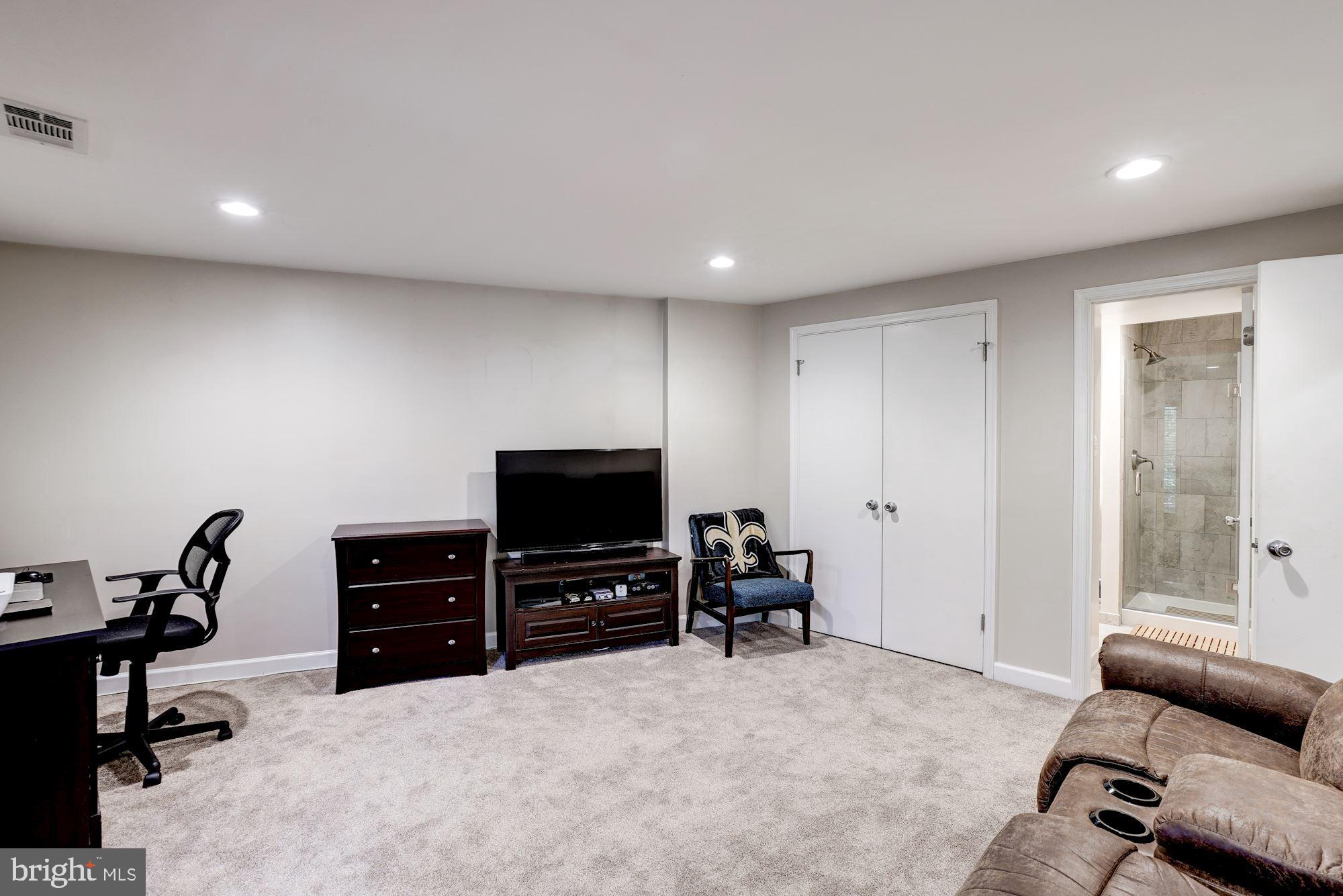 11192 Silentwood Lane Reston, VA 20191 - Photo 22 of 33 Bedroom 2 Ensuite