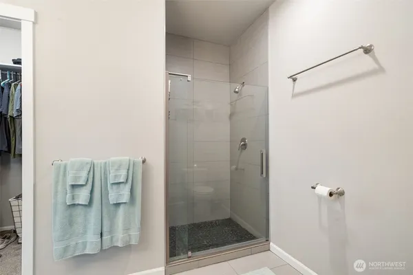 a en suite bathroom with a sink and a mirror