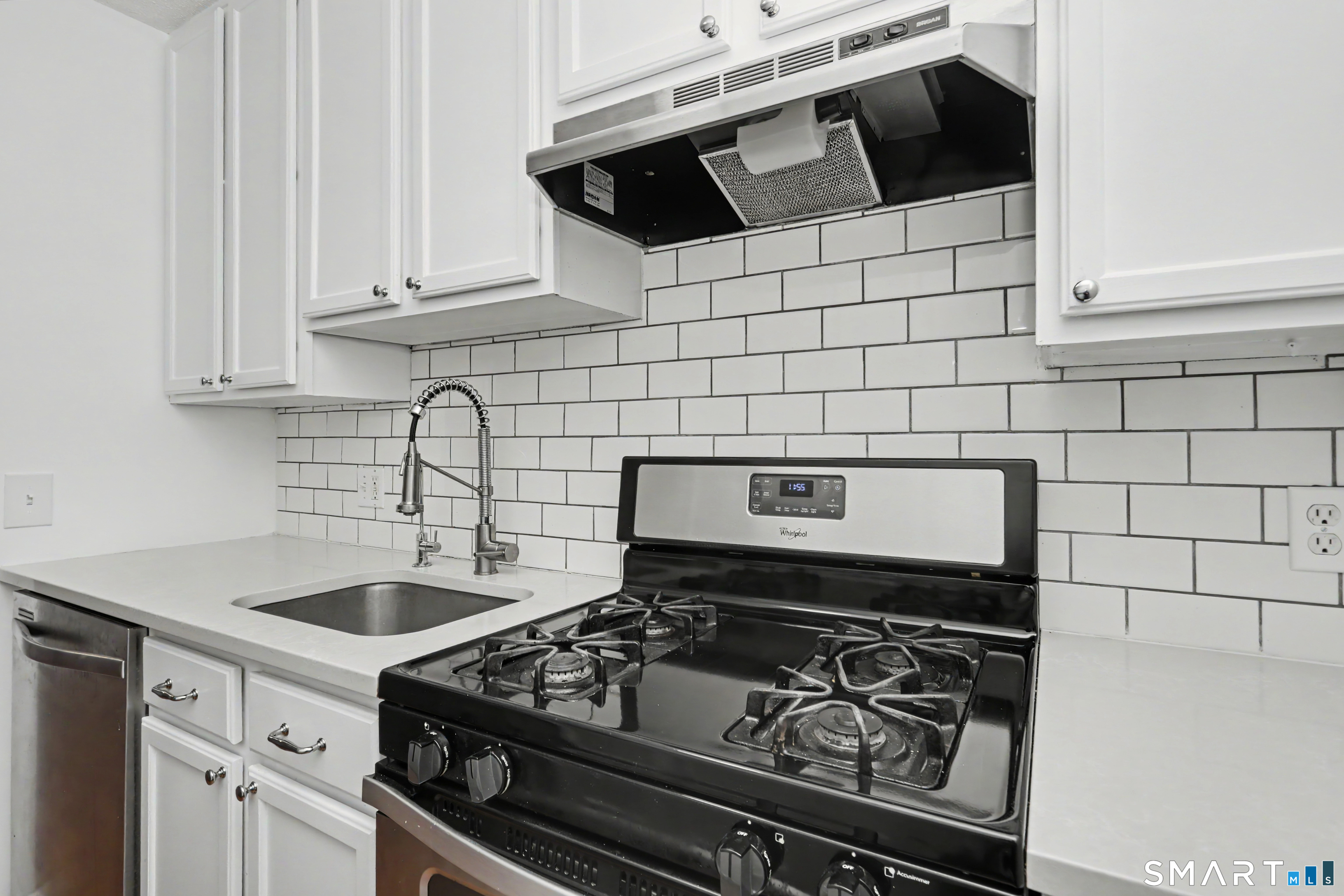 2 Redwood Lane, Unit 2 Ridgefield, CT 06877 - Photo 4 of 30 Gallery Image 4