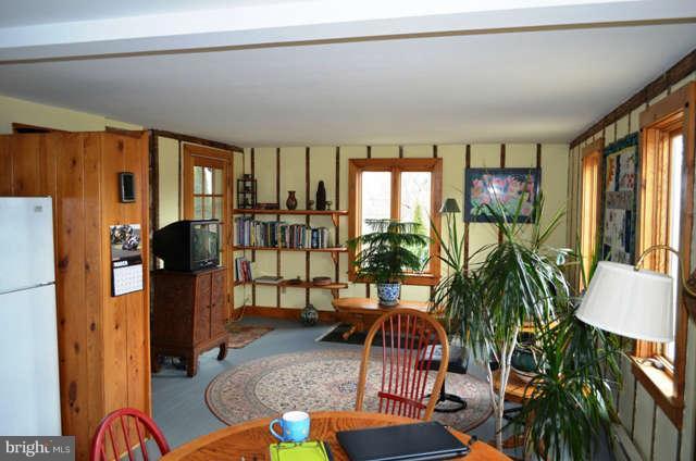 16618 Raven Rock Road Sabillasville, MD 21780 - Photo 12 of 22 Living Room