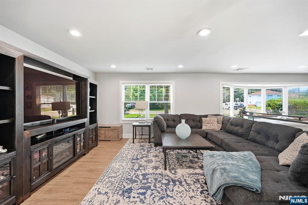 226 Church Lane Wayne, NJ 07470 - Photo 10 of 29 Gallery Image 10