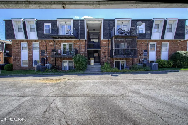 $157,000 | 1625 Woodrow Drive, Unit 402, Knoxville, TN 37918