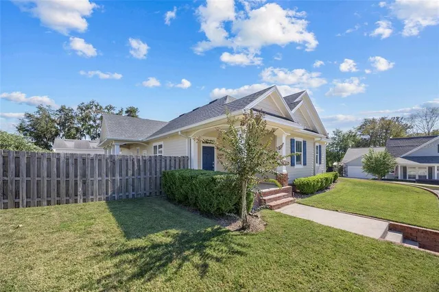 a view of a front of house with a yard