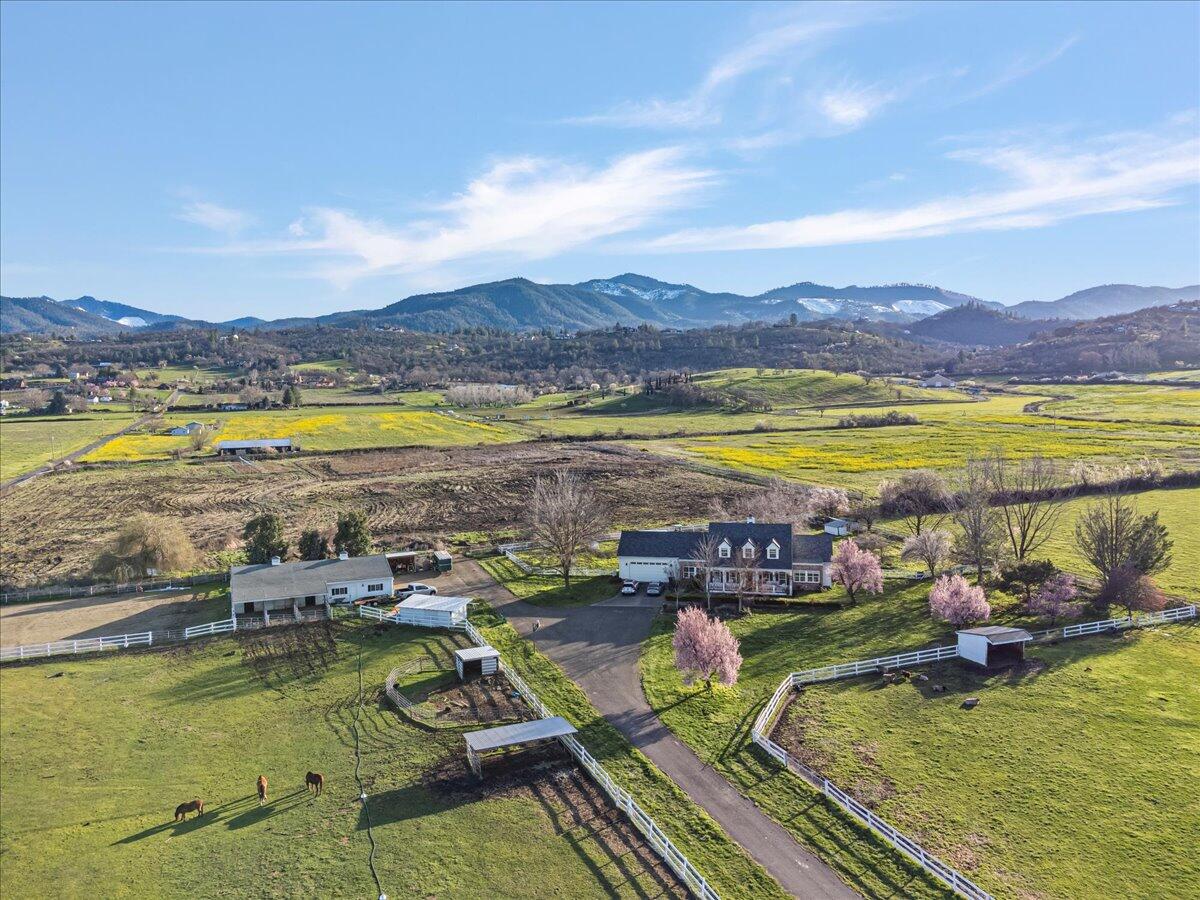 811 Carpenter Hill Road Medford, OR 97501 - Photo 46 of 53 Paved Drive and Layout