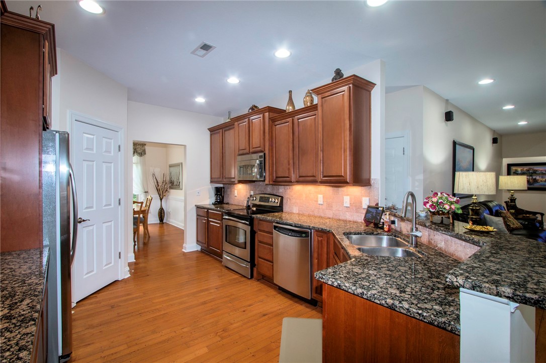 8 Port Tack Road Salem, SC 29676 - Photo 14 of 49 Kitchen with granite counters.