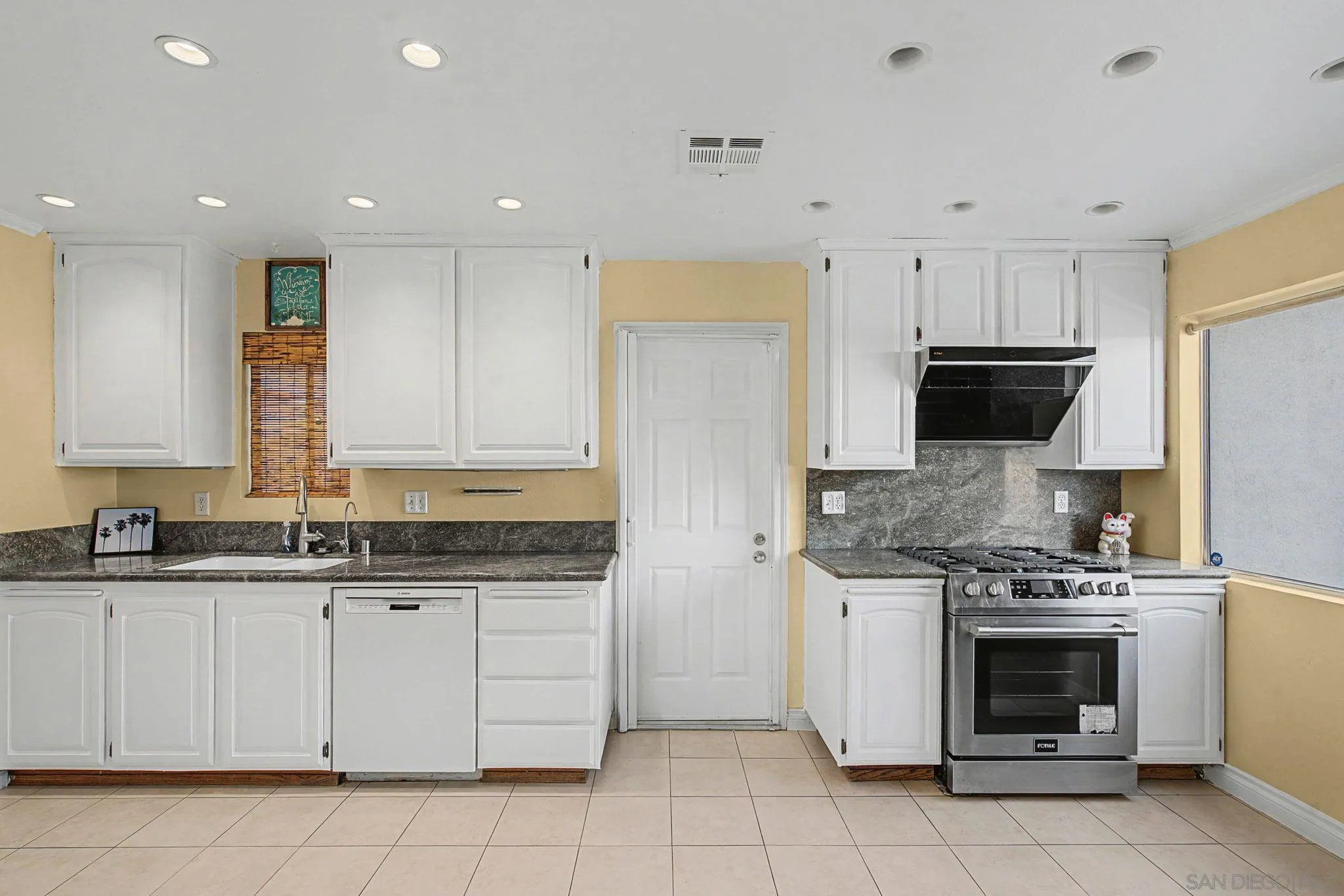 10621 Keith Street Santee, CA 92071 - Photo 3 of 38