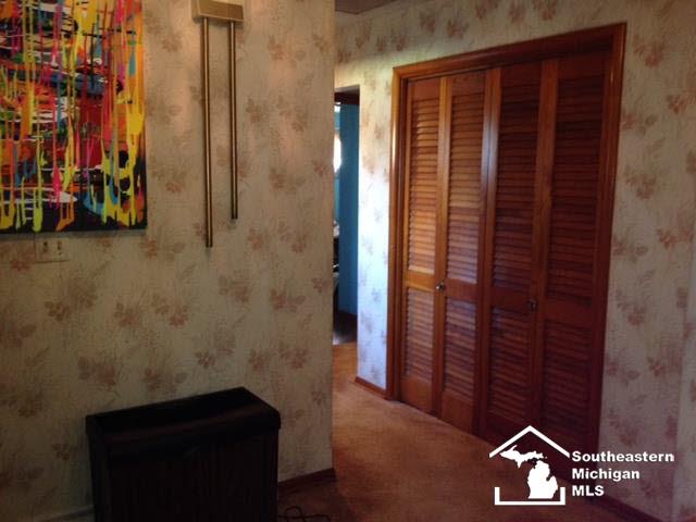 6080 Labo Road Newport, MI 48166 - Photo 7 of 11 foyer