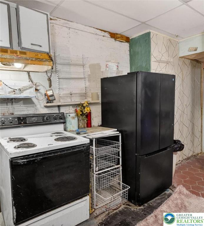 19 East Patterson Street Lansford, PA 18232 - Photo 4 of 17 a kitchen with stainless steel appliances and cabinets