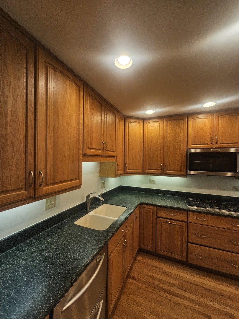 399 Purdue Lane Elgin, IL 60123 - Photo 4 of 24 a kitchen with a sink stove and cabinets