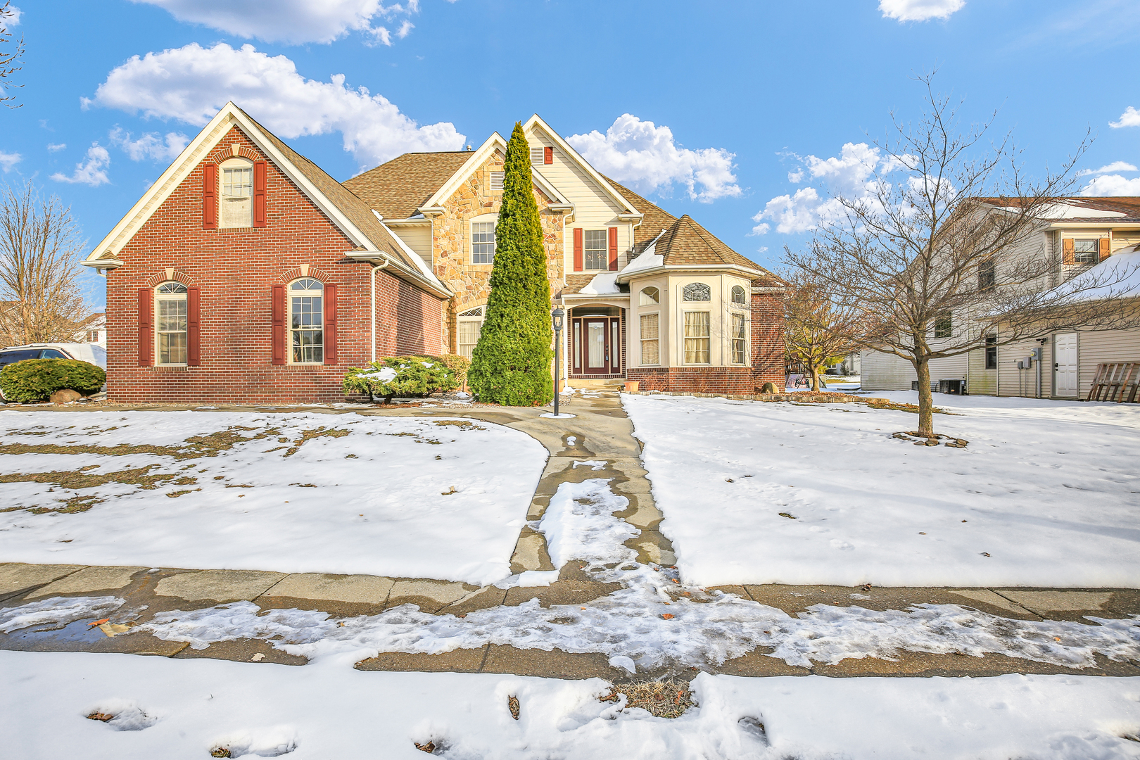 a view of a house with a yard