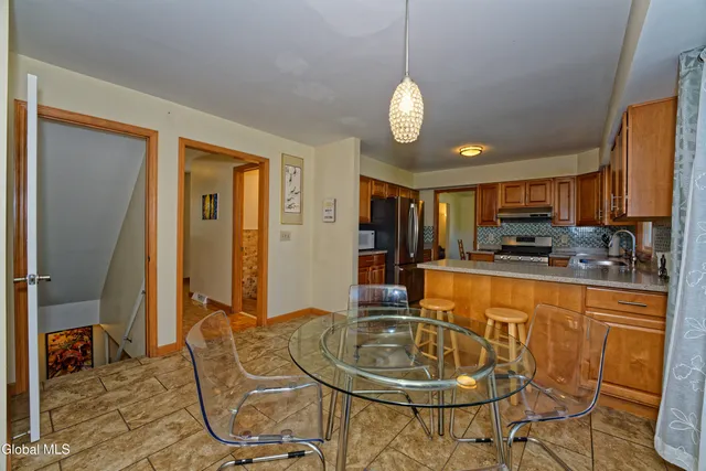 $688,900 | 5 Shamrock Circle, Colonie, NY 12110