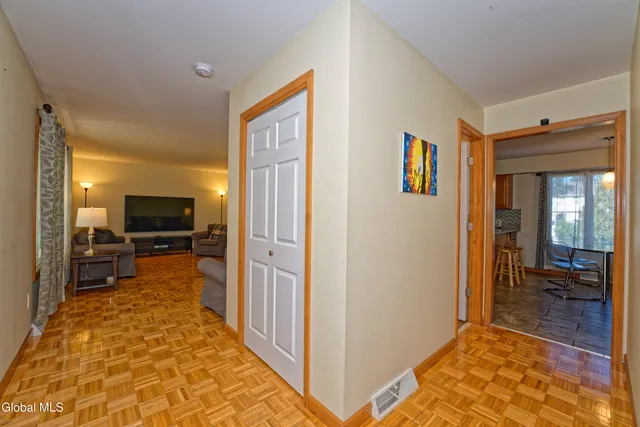 $688,900 | 5 Shamrock Circle, Colonie, NY 12110