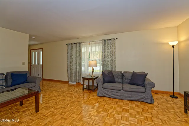 $688,900 | 5 Shamrock Circle, Colonie, NY 12110