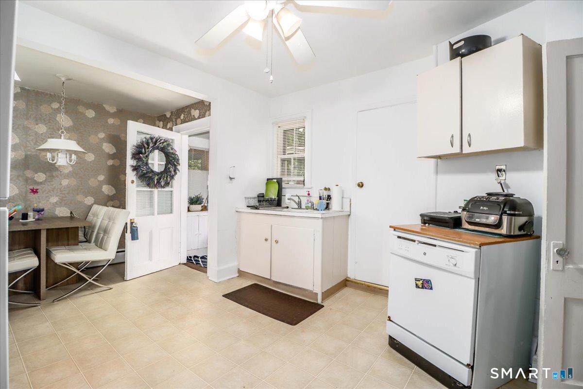 61 Smith Ridge Road New Canaan, CT 06840 - Photo 10 of 27