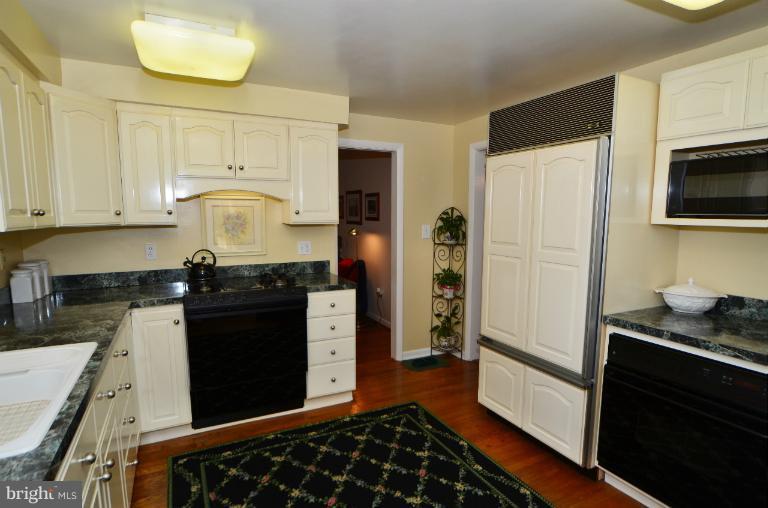 406 Old Courthouse Road Northeast Vienna, VA 22180 - Photo 1 of 28 Kitchen