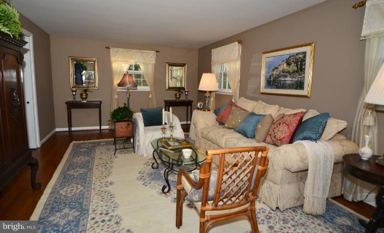 406 Old Courthouse Road Northeast Vienna, VA 22180 - Photo 17 of 28 Living Room