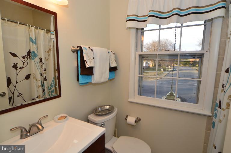 406 Old Courthouse Road Northeast Vienna, VA 22180 - Photo 18 of 28 Bath