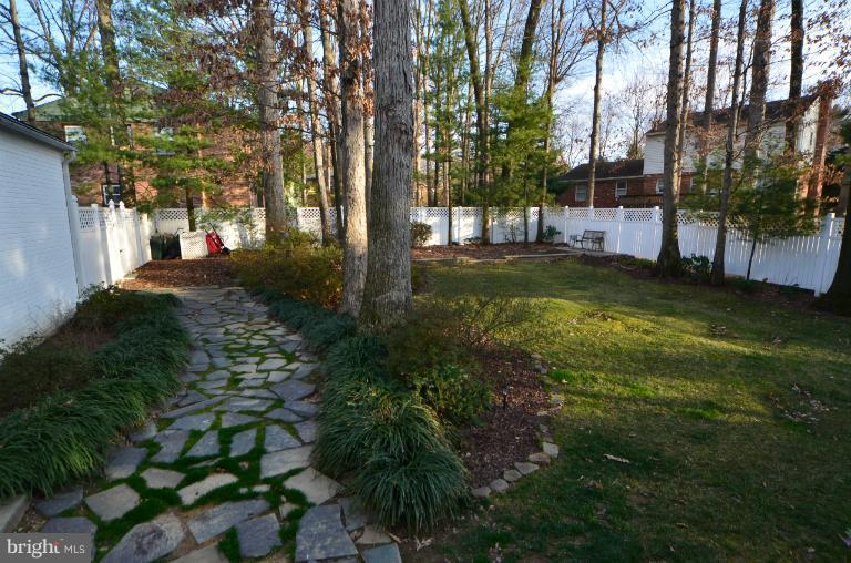 406 Old Courthouse Road Northeast Vienna, VA 22180 - Photo 26 of 28 Exterior (Rear)