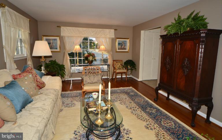 406 Old Courthouse Road Northeast Vienna, VA 22180 - Photo 4 of 28 Living Room