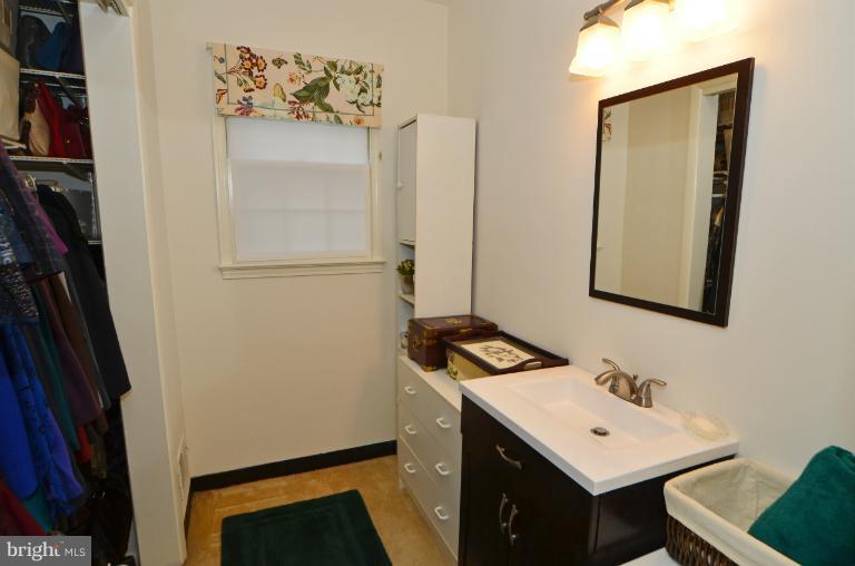 406 Old Courthouse Road Northeast Vienna, VA 22180 - Photo 8 of 28 Bath (Master)