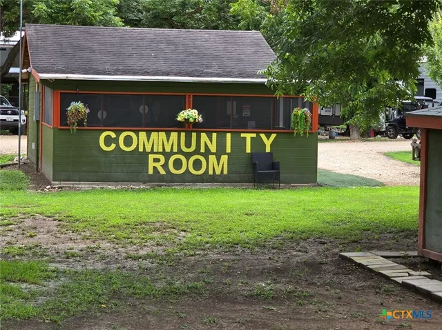 $1,250 | 55 Breiger Road, Gonzales, TX 78629