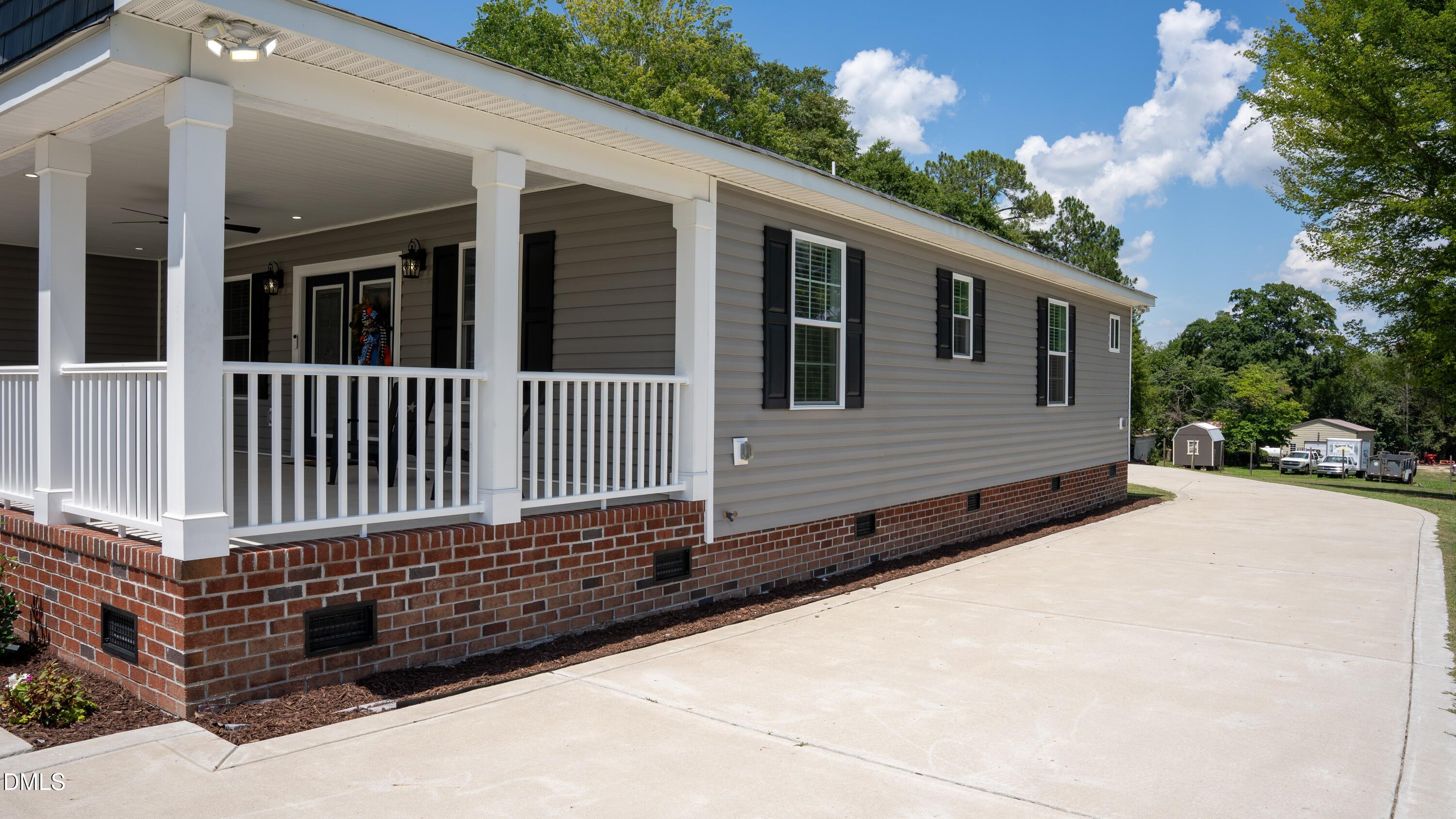 730 NW Boulevard Clinton, NC 28328 - Photo 6 of 68 Lots of Parking Space!