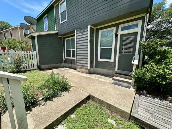$1,600 | 135 Michaelis Road, Unit B, Kyle, TX 78640